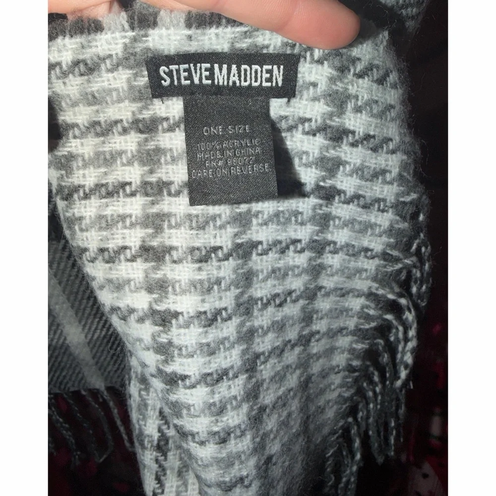 🩶 Steve Madden Reversible Fringe Scarf